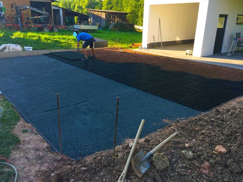 Begrünte Hofeinfahrt & Wohnwagen Stellplatz mit dem Bodengitter BG50 stabilisieren