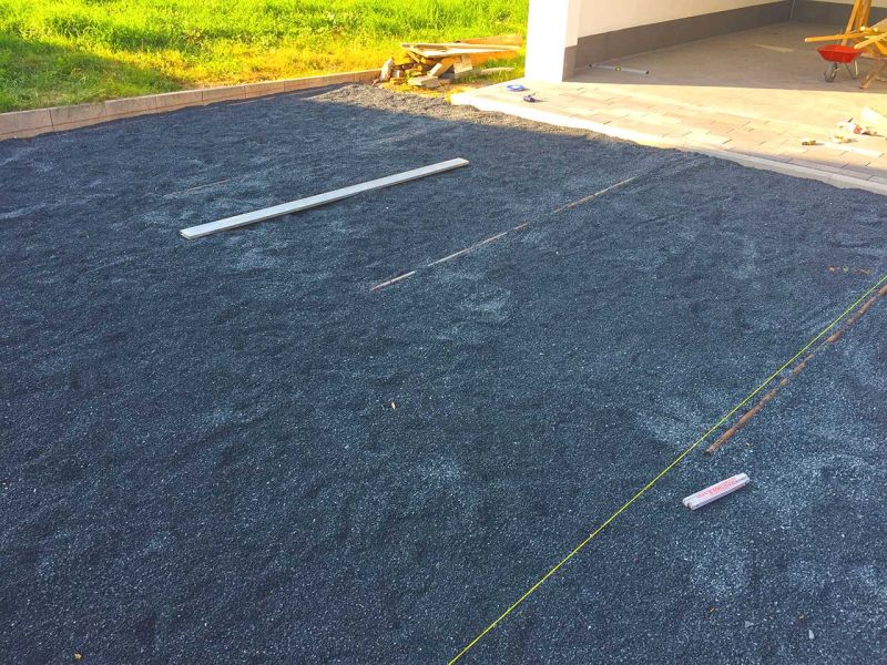 Begrünte Hofeinfahrt & Wohnwagen Stellplatz mit dem Bodengitter BG50 stabilisieren