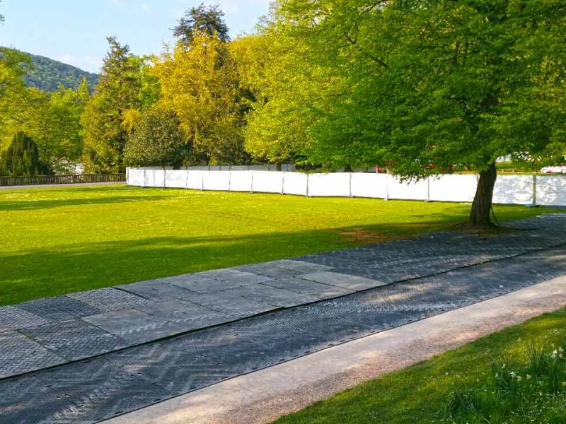 Fahrplatten zum Schutz des Rasen im Schlosspark Heidelberg für ein Event