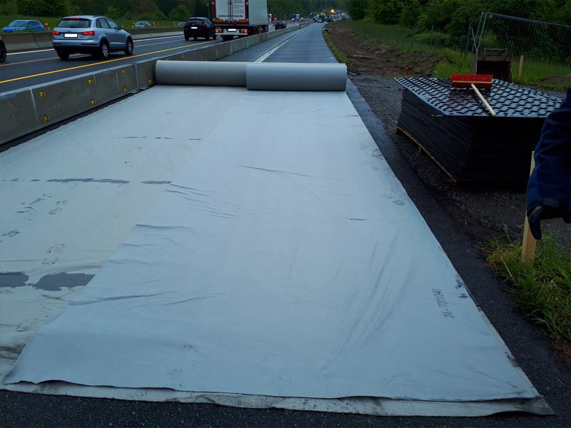 Unsere s:tek 48 · Hochleistungs-Bodenschutzplatte beim Pilotprojekt „Fotovoltaik-Lärmschutzwand“