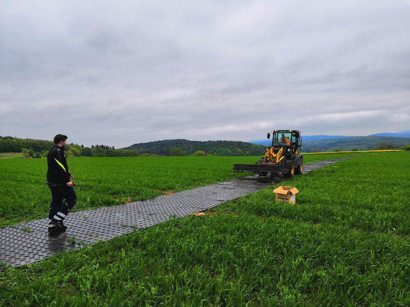 Verlegung eines mobilen Gehwegs mit der stek48 Hochleistungs-Bodenschutzplatten für Hessentag 2019 in Bad Hersfeld
