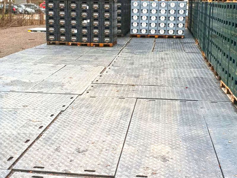 Temporäre Lagerfläche zum befahren mit Transportfahrzeugen mit den e:tek PRO Langen Fahrplatten