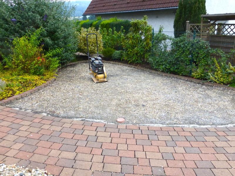 Herstellung eines PKW Stellplatz auf einer schon angelegten Kiesfläche mit dem Kiesgitter KG30