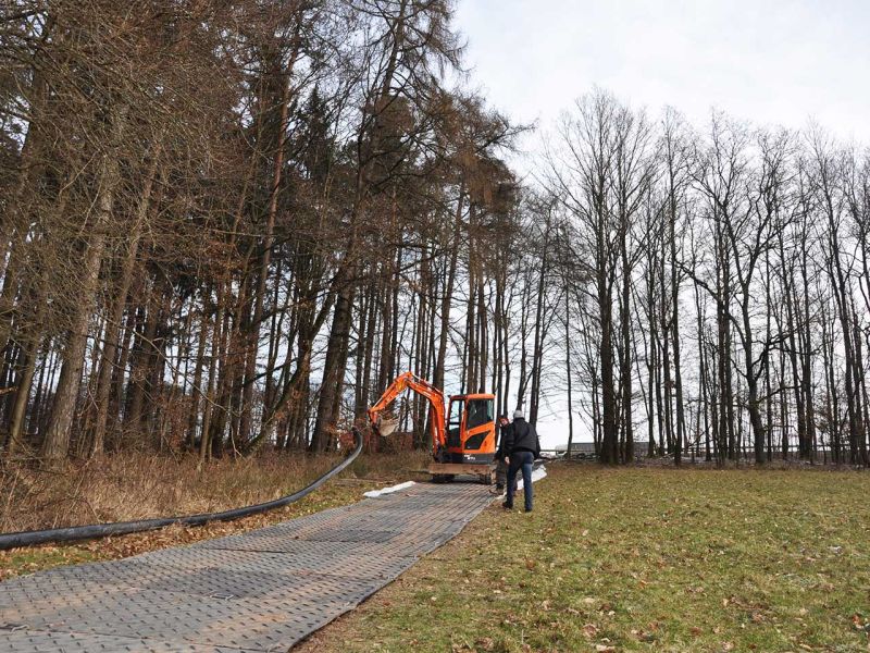 Mobile Baustraße Telekom-Baustelle Esselbach im Steigerwald mit der s:tek 48 Bodenschutzplatte