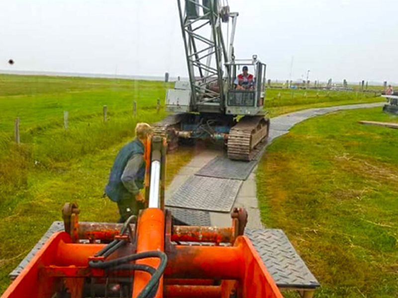 Aktiver Bodenschutz mit der s:tek 48 Hochleistungs-Bodenschutzplatte auf der Hallig Oland