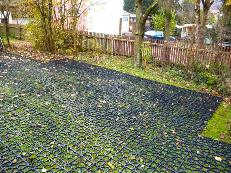 Direktverlegung des Rasengitter RG24 ohne Unterbau auf den bestehenden Rasen