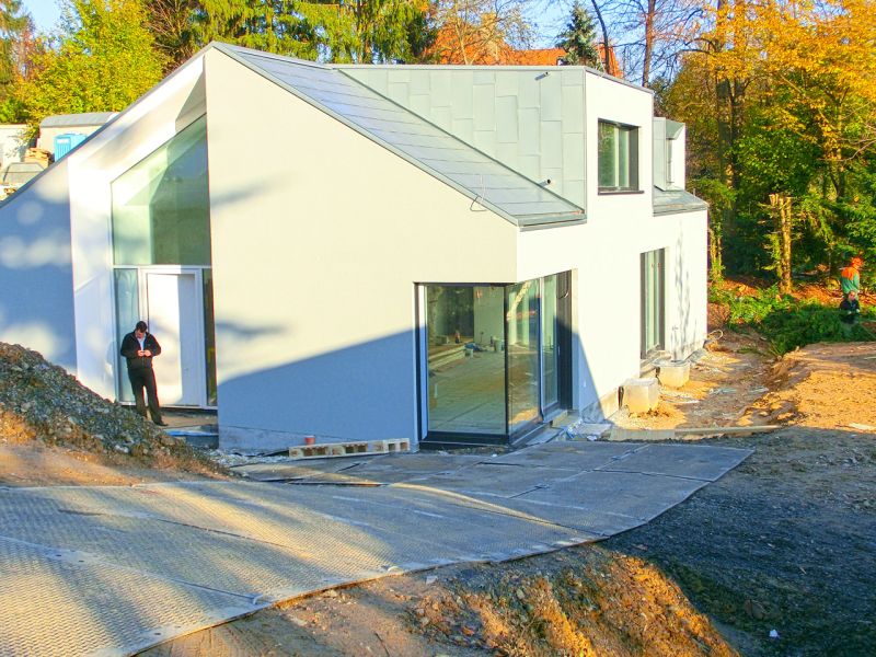 Kurvige Baustraße aus Bodenschutzplatten führt bis direkt zum Haus – optimale Lösung beim Bau eines Einfamilienhaus.
