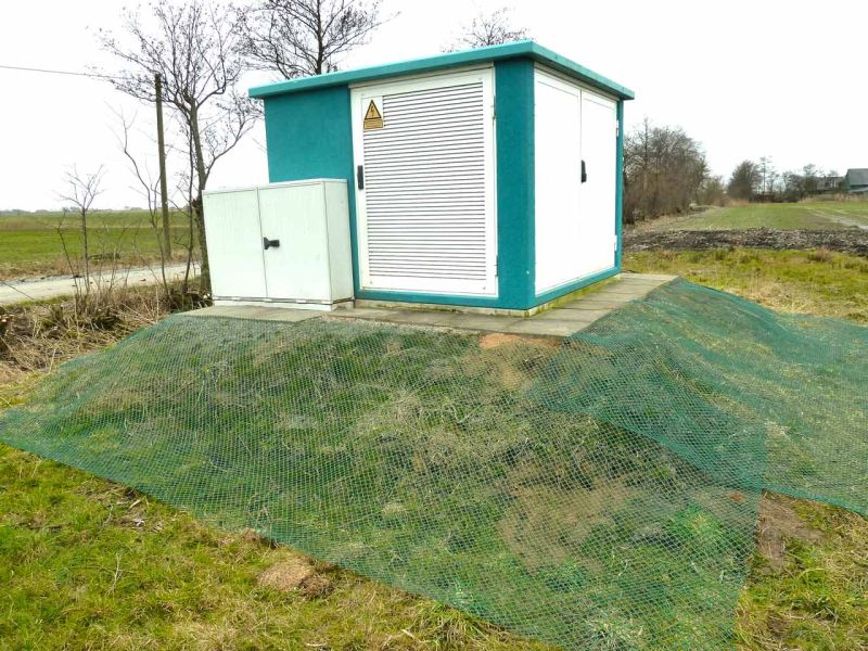 Wühlschutz bzw. Buddelschutz an einer Trafostation vor Kaninchen und Kleintieren