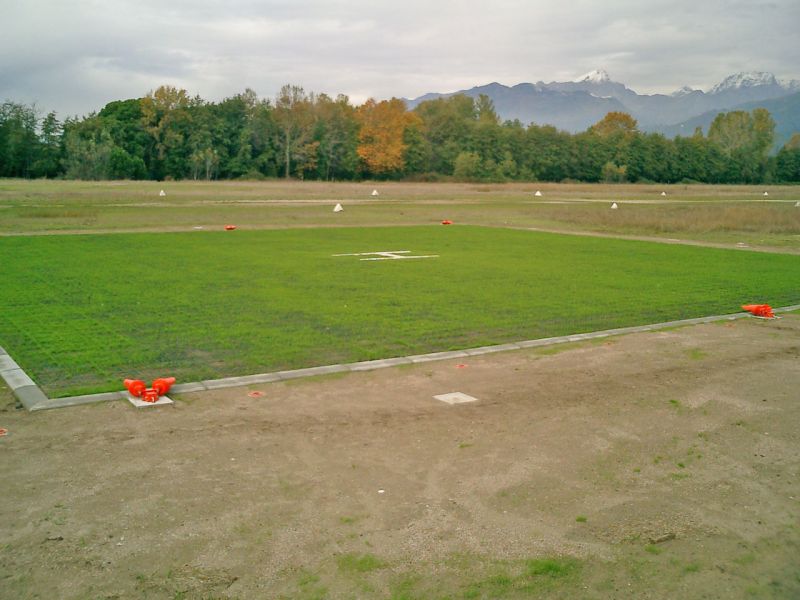 Bodenbefestigte Rasenfläche für einen Hubschrauberlandeplatz im Gelände.