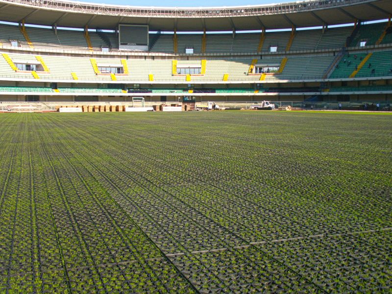 Rasenschutz für ein Event im Fussballstadion mit dem Rasengitter RG24