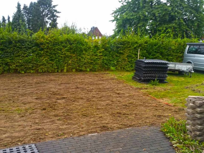 Parkplatzrasen mit dem Rasengitterstein RGS35 aus Kunststoff statt Schotterrasen