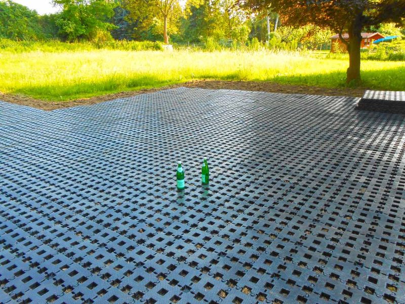 Befestigung einer Rasenfläche als Stellplatz für PKW-Anhänger mit dem Rasengitterstein RGS35