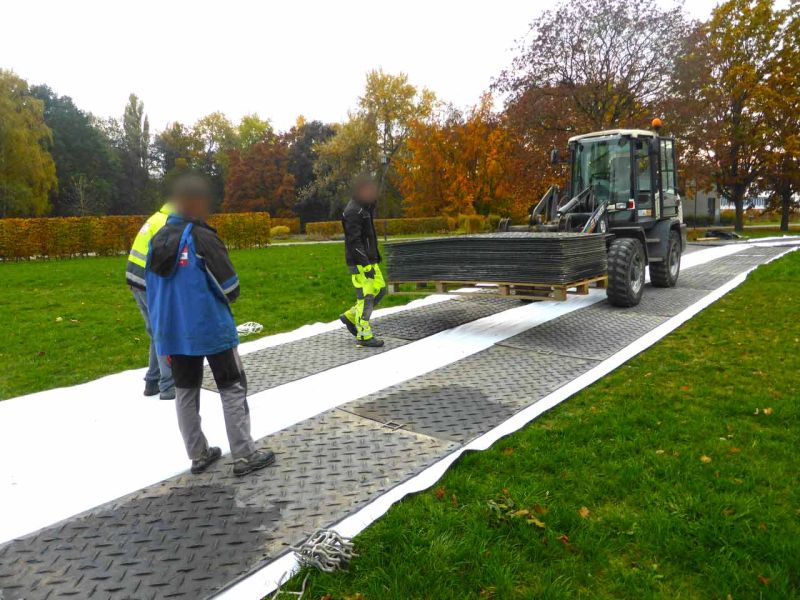 Fahrplatten als mobile Baustraße im Rohrleitungsbau in Giessen