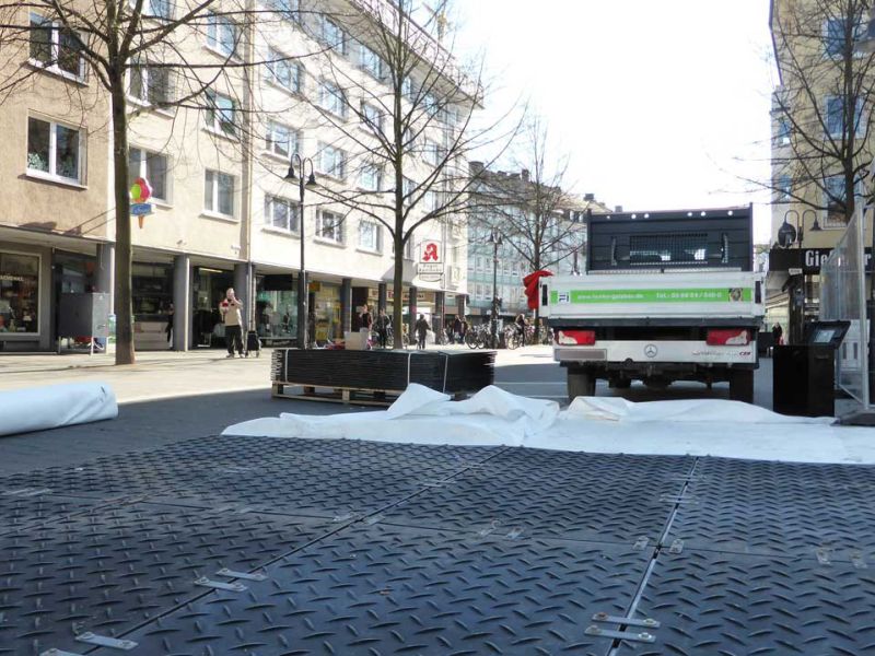 Mobile Baustraße als Pflasterschutz in der Fußgängerzone in Gießen