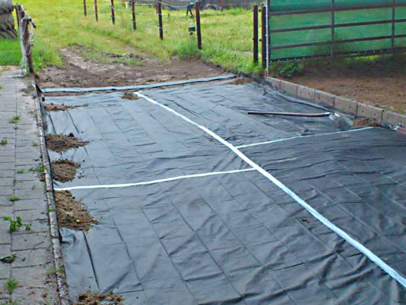Verlegung des Bodengitter BG30 ohne Unterbau für ein Pferde Paddock / Offenstall