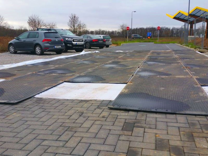 Die s:tek 48 · Hochleistungs-Bodenschutzplatte als Baustellenzufahrt auf einem Parkplatz in der Nähe von Limburg