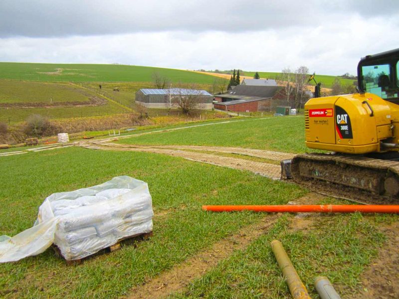 Fahrstrasse für geologische Bohrungen im Gelände mit Bodenschutzplatten