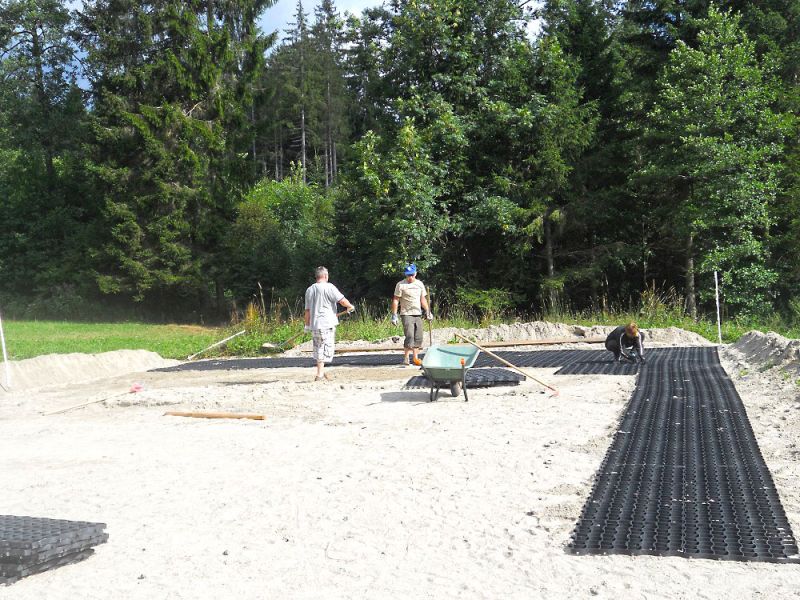 Verlegung des Bodengitter BG50 für die Herstellung eines neuen Reitplatz