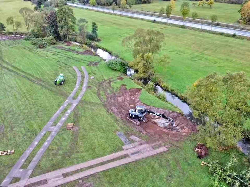 Stabile Baustraße schützt empfindlichen Waldboden bei Renaturierung – Fahrplatten verhindern Fahrrinnen von Baumaschinen.