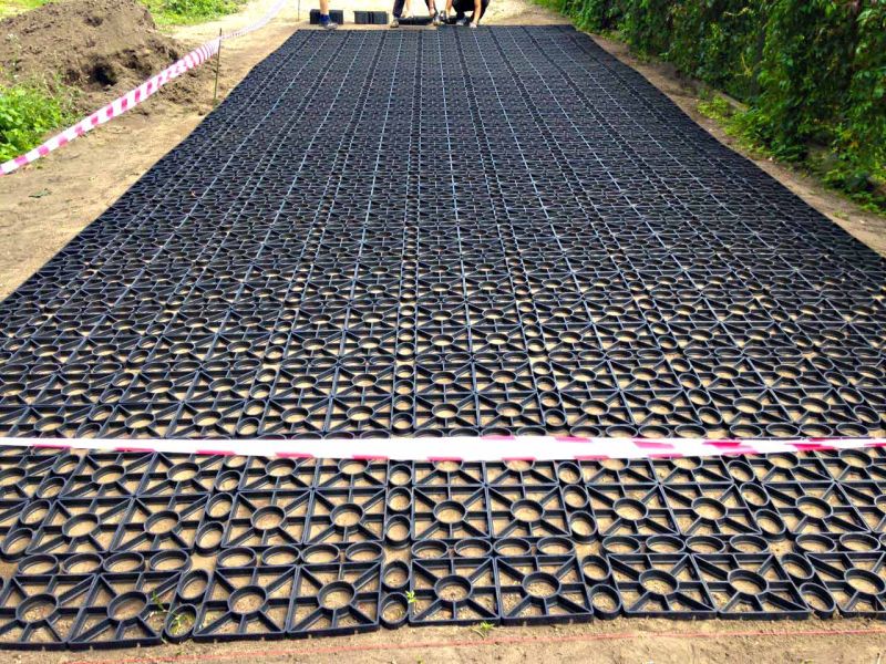 Eine befahrbare Rasenfläche für eine begrünte Einfahrt anlegen? Fahrspuren im Rasen vermeiden? Ganz einfach, mit dem Rasengitter RG24 von Securatek