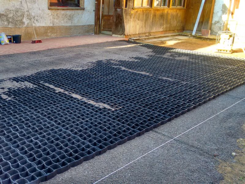 Bodenstabilisierung und Bodenbefestigung eines Hof mit dem Bodengitter BG50