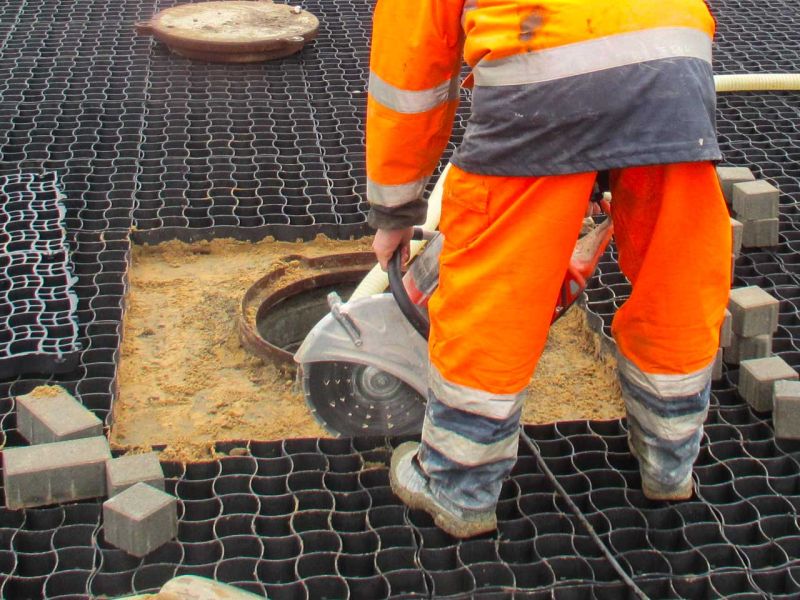 Verlegung des Bodengitter BG50 aus Kunststoff zur Bodenstabilisierung für ein Trogbauwerk