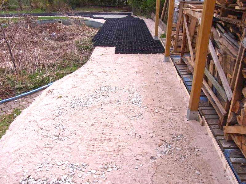 Befestigung eines Gartenweg ohne Unterbau mit Bodengitter BG50