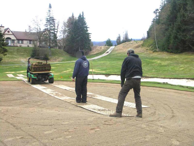 Fahrplatten für den Rohrleitungsbau / Leitungsbau auf einem Golfplatz