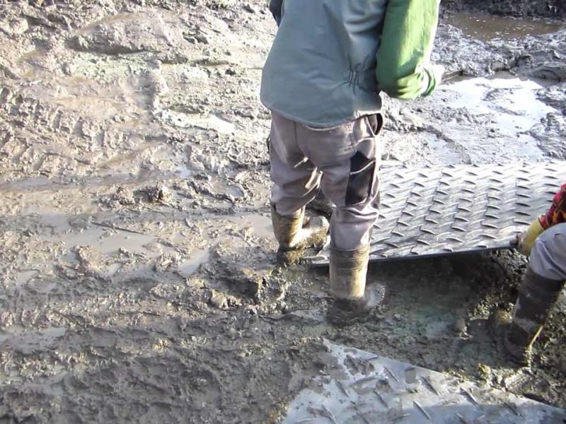 Fahrplatten als Hilfe zur Teichentschlammung