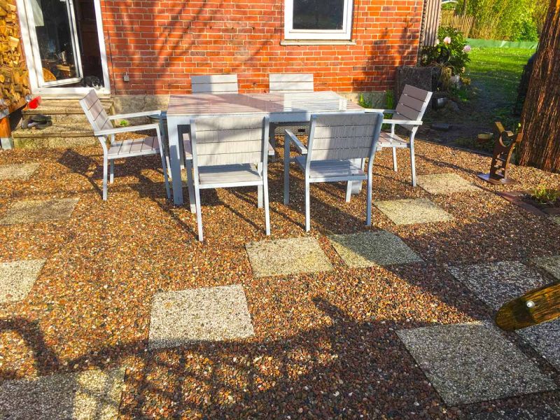 Schön gestalteter Steingarten mit einer Kiesfläche als Terrasse