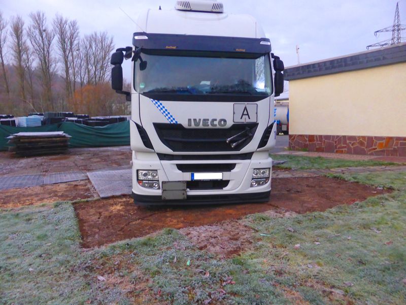 Spontane „Bergeaktion“ eines 40t LKW mit der Secu XL150 Schwerlast Baustraße auf einer aufgeweichten Wiese