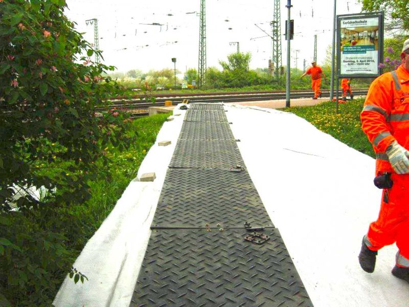 Mobile Baustraße zum Schutz des Pflasters im Gleisbau und Schienenverkehr