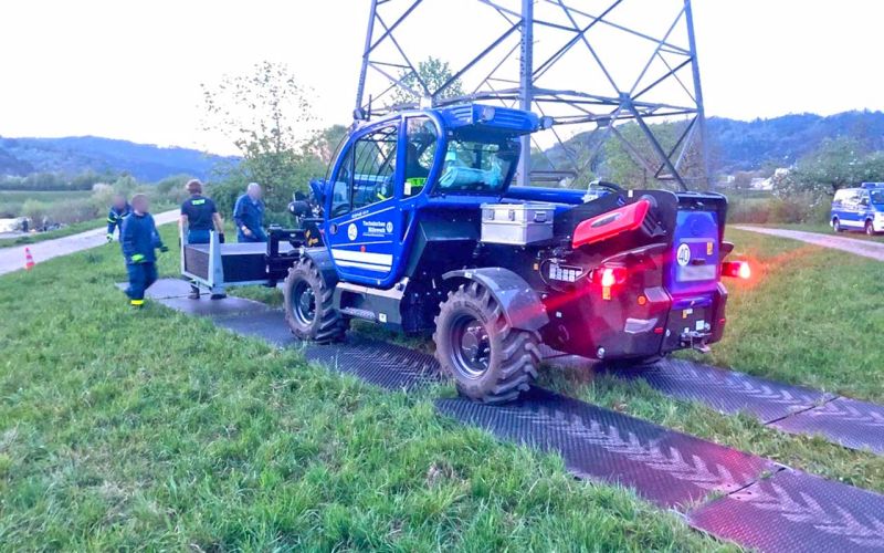 THW Fachgruppe Räumen übt das Herstellen Behelfsmäßiger Fahrwege durch das verlegen von Fahrbahnplatten von Securatek