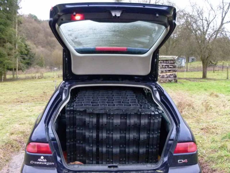 Befestigung des Boden in einem Weidezelt für Pferde mit dem Bodengitter BG30