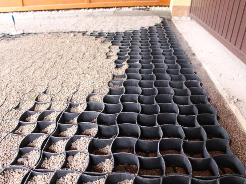 Herstellung eines Steinteppich im Carport mit dem Bodengitter BG50