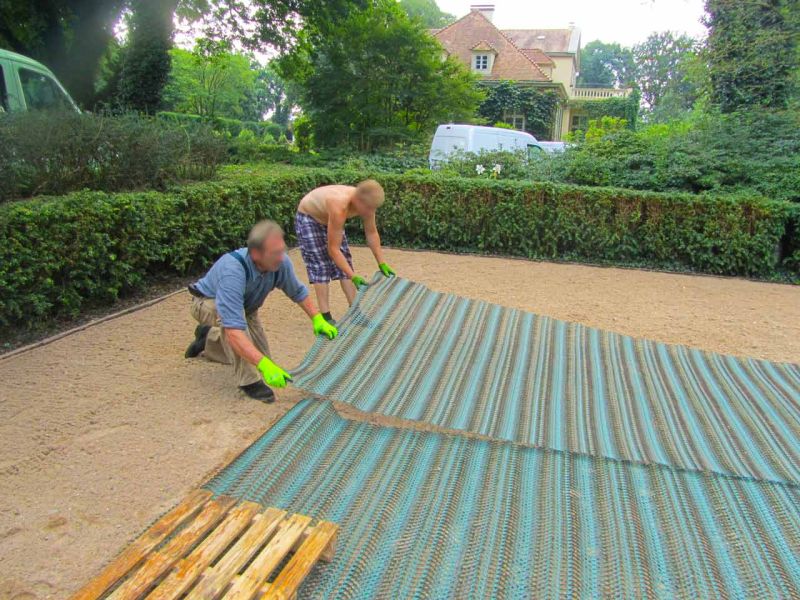 Rasennetz zur Rasenverstärkung eines Rasenparkplatz aus Rollrasen