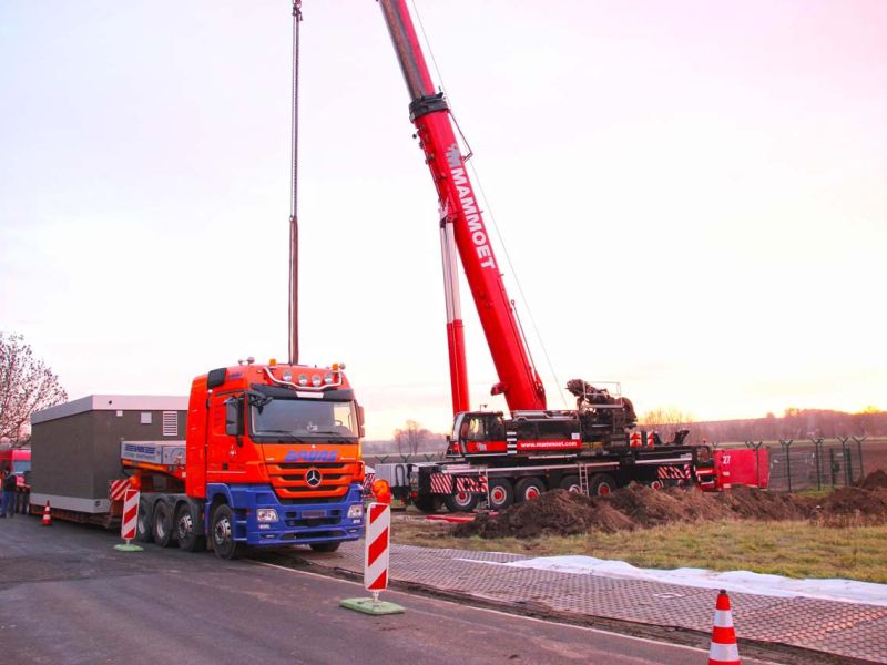 Stellfläche für einen Schwerlast-Transport im Bankettbereich einer Landstrasse