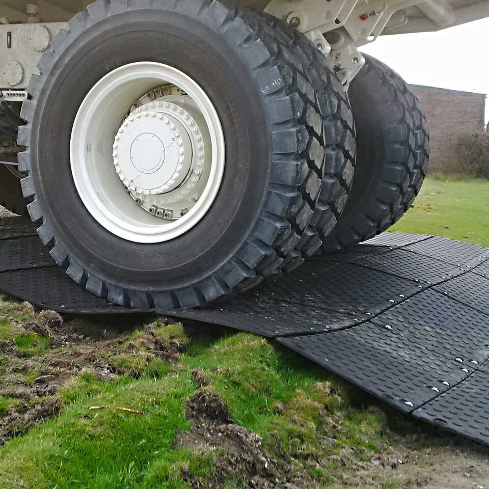 MaxiTrack · 1800 x 900 mm · 40 kg leicht · bis zu 130 t belastbar · Overlapping-Verbund-System · Beidseitig Profiliert · Einsetzbar als Mobile Baustrasse, Fahrstrasse & Plattform