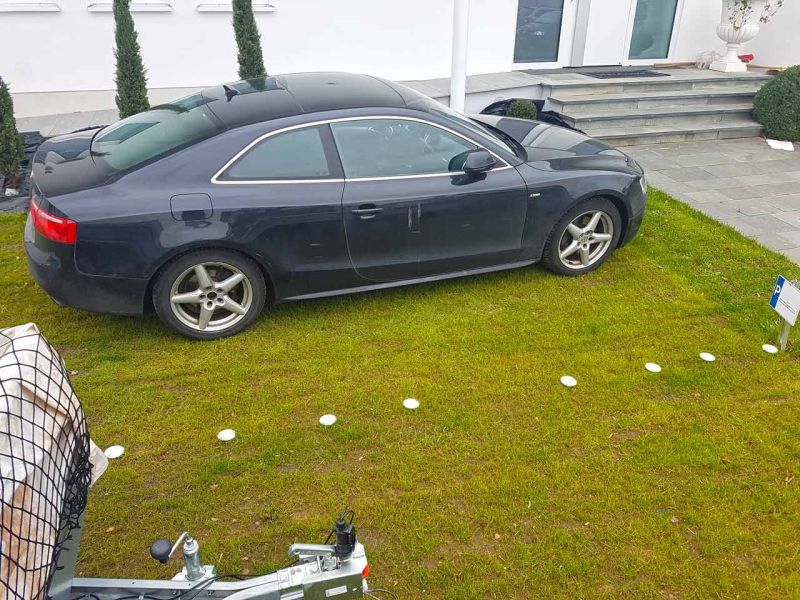 Befahrbarer & befestigter Rasenparkplatz mit Rasengitter RG24 aus Kunststoff