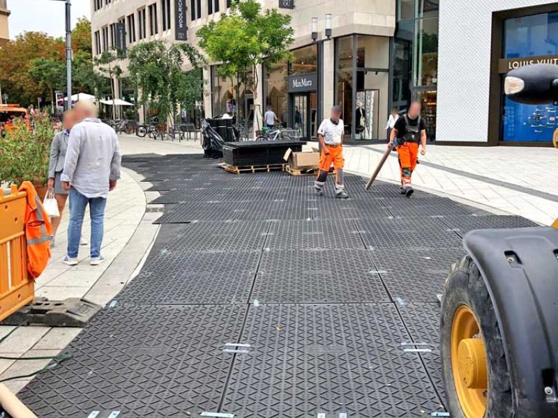 xtek Fahrplatten als Pflasterschutzmatte während der Umgestaltung und Sanierung des Markplatz in Stuttgart