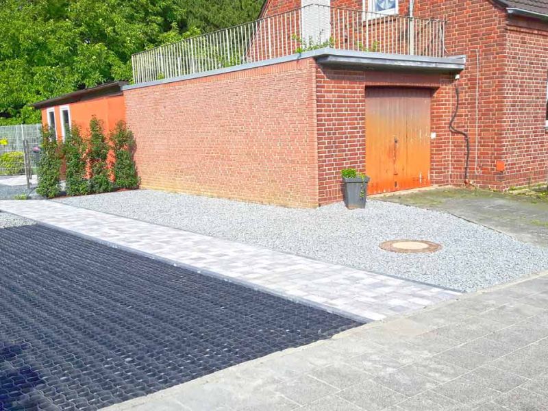 Bodengitter für eine schöne, dekorative Gestaltung von Einfahrt, Hof & PKW Stellplatz mit Schotter