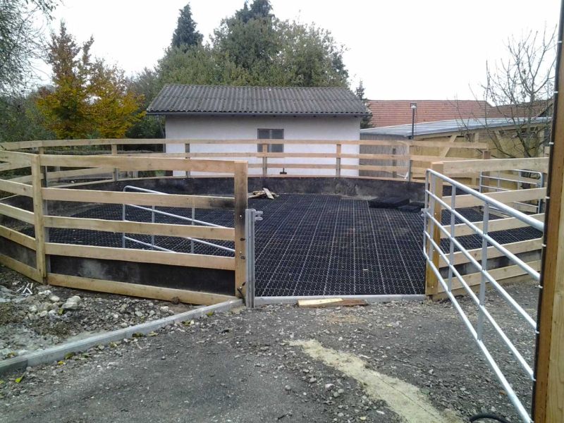 Bodengitter BG50 zur trittfesten Bodenbefestigung eines Roundpen / Führanlage