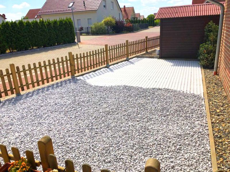 Vorgarten neugestalten und die Wiese zu einer schönen befahrbaren Kiesfläche umwandeln mit dem Kiesgitter KG30