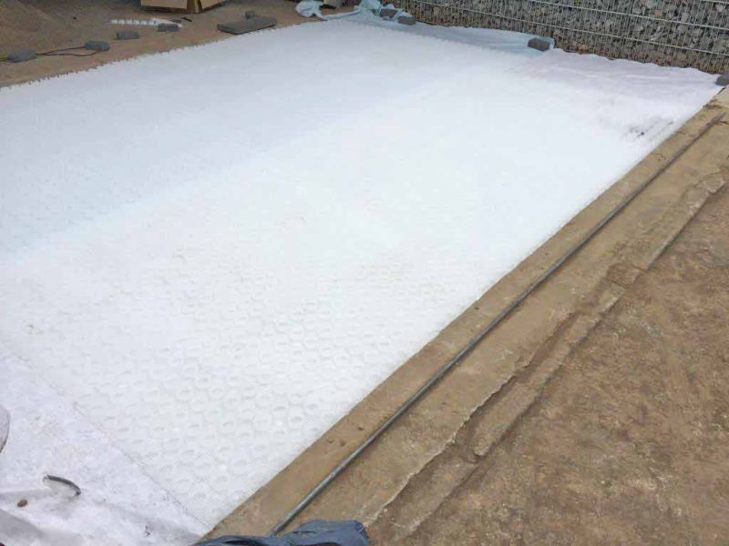 Moderne Umgestaltung: Steingarten & Carporteinfahrt mit stabilisiertem Kies