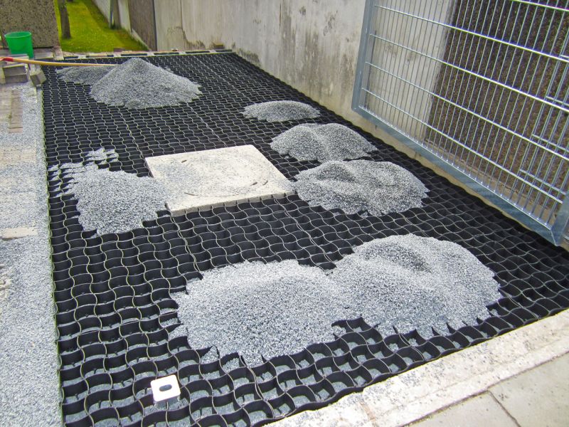 Verlegen und Verfüllen des Bodengitter BG50 für Hof und Einfahrt