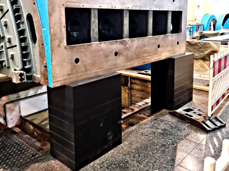 Gestapelte Stützblöcke auf denen ein Bauteil eines Generators abgelegt ist