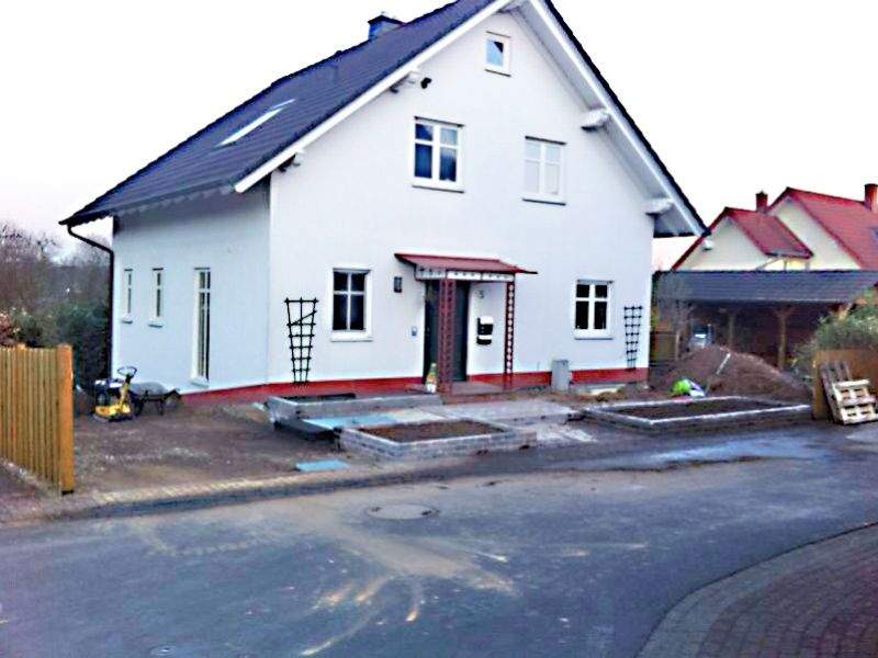 Verlegen und verfüllen der Bodenwabe BW40 zur Befestigung von Kieswegen