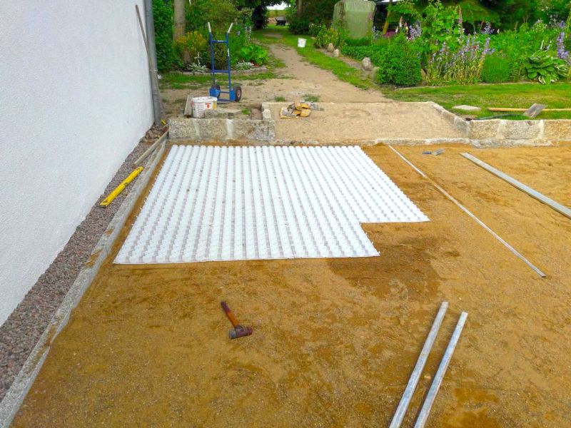 Sie möchten eine Kiesfläche als Stellplatz für ihren PKW anlegen ohne das Spurrillen durch die Befahrung entstehen? Wir empfehlen das Premium Kiesgitter KG30!