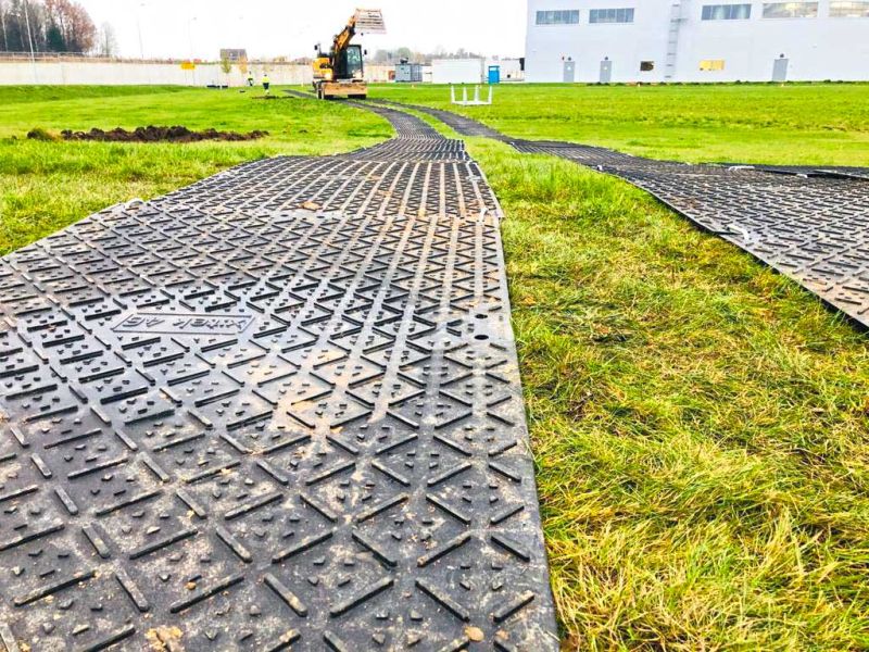 x:tek Hochleistungs Fahrplatten aus Kunststoff als Fahrbahnplatten bzw. Überfahrplatten als Rasenschutz bzw Flächenschutz für den Baustellenverkehr auf einer Wiese