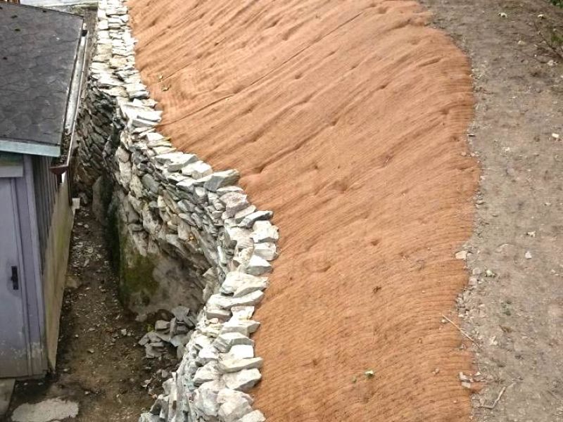 Hang- und Mauer sichern mit der Böschungsmatte Kokos BMK350
